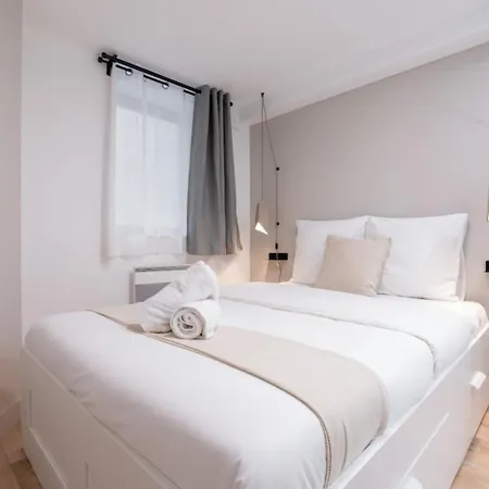 Centre - Flat With Terrace! شقة